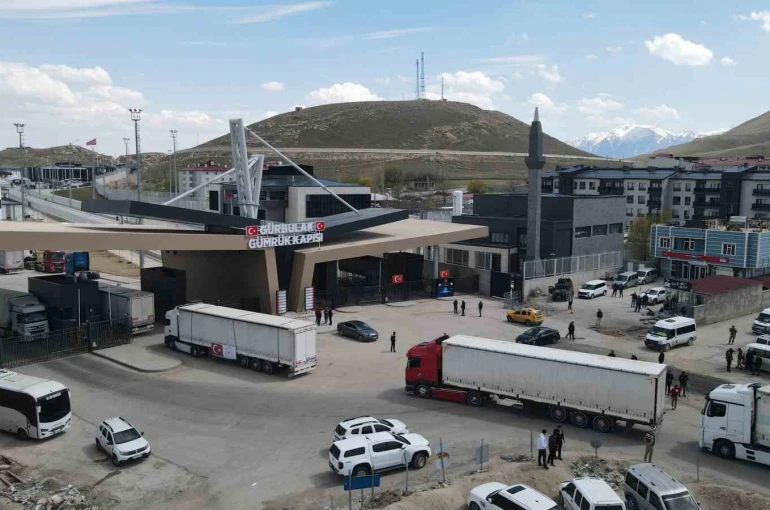 Sağlık Bakanlığı’ndan İran’a ikinci etap insani yardım amaçlı tıbbi malzeme gönderildi