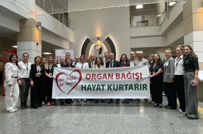 Sağlık çalışanları organ bağışının önemine dikkat çekmek için yeşil kurdele taktı
