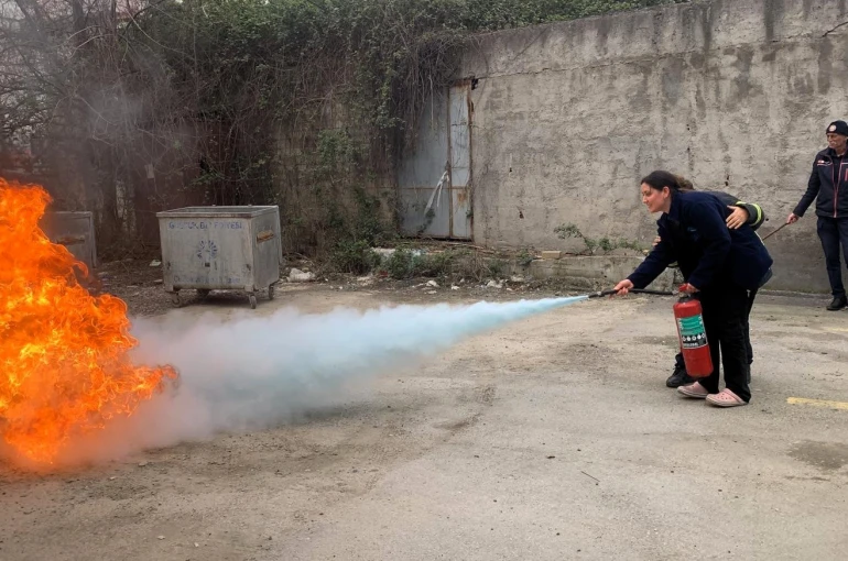 Sağlık çalışanlarına uygulamalı yangın eğitimi verildi