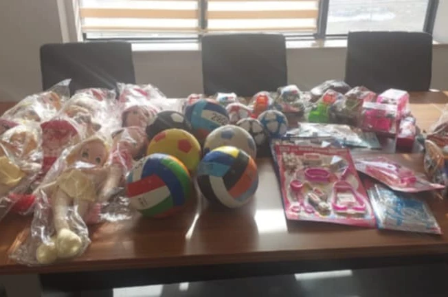 Sağlık çalışanlarından hasta çocuklara oyuncak sürprizi