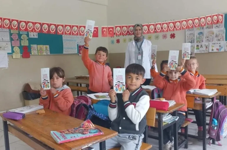 Sağlık ekipleri okul okul gezip hijyeni anlattı
