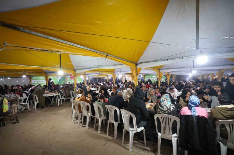 Şahin, vatandaşlarla iftarda buluştu