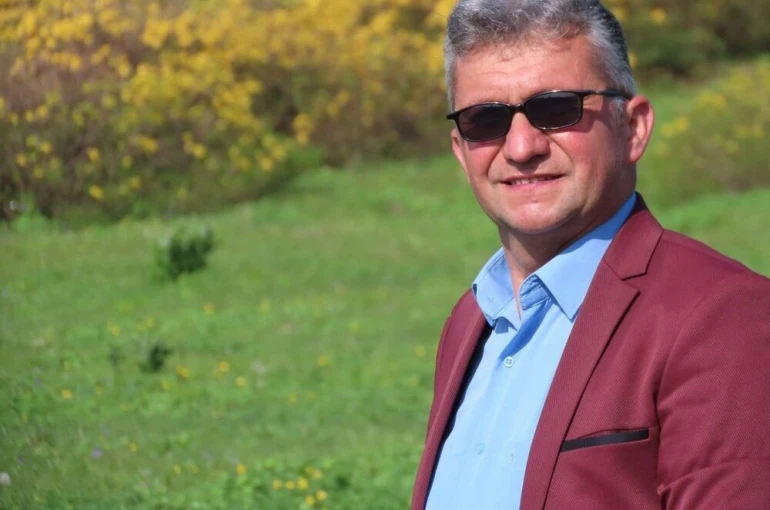 Sahnede kalp krizi geçiren sanatçı toprağa verildi