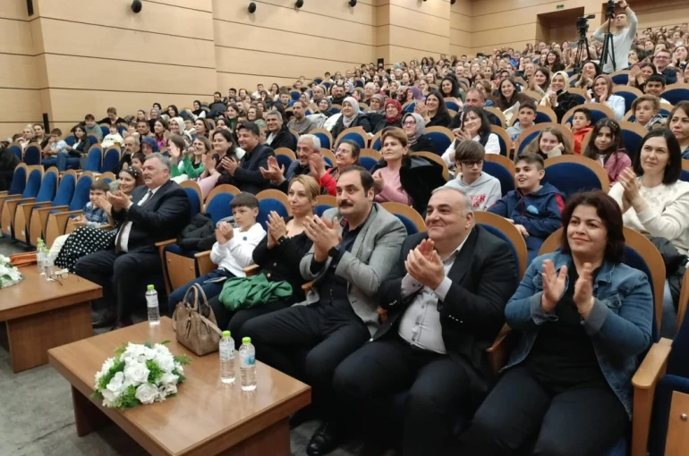 Sahnede öğrencileriyle şarkı söyleyen okul müdürü sosyal medyayı salladı