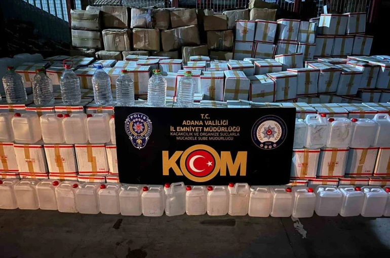 Sahte içkinin piyasaya sürüldüğü depoya baskın: 21 bin litre sahte içki ele geçirildi