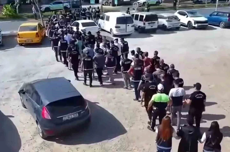 Sahte internet sitesi ile vize başvurusunda bulunan vatandaşları dolandıran şebeke çökertildi