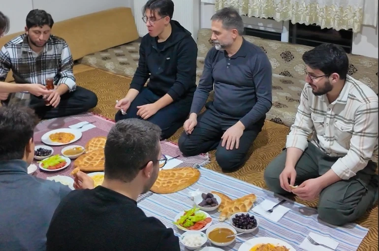 Sahur sofrasında öğrencileri yalnız bırakmadı