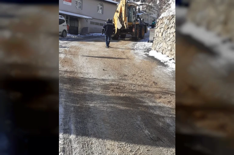 Saimbeyli’de karla mücadele aralıksız sürüyor