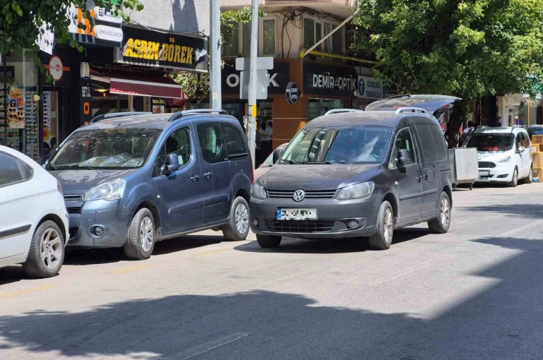 Şair Fuzuli Caddesi çift sıra parktan kurtulamıyor 