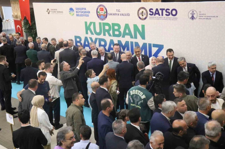 Sakarya protokolü ve vatandaşlar bayramlaştı