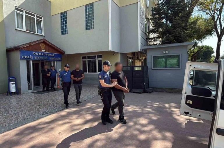 Sakarya’da 2 çocuğun yaralandığı, 4 evin yakıldığı husumetlilerin kavgasında 5 şüpheli adliyede