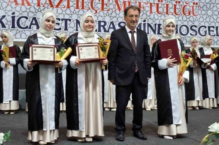 Sakarya’da 27 öğrenci icazet merasiminde hafızlık belgelerini aldı