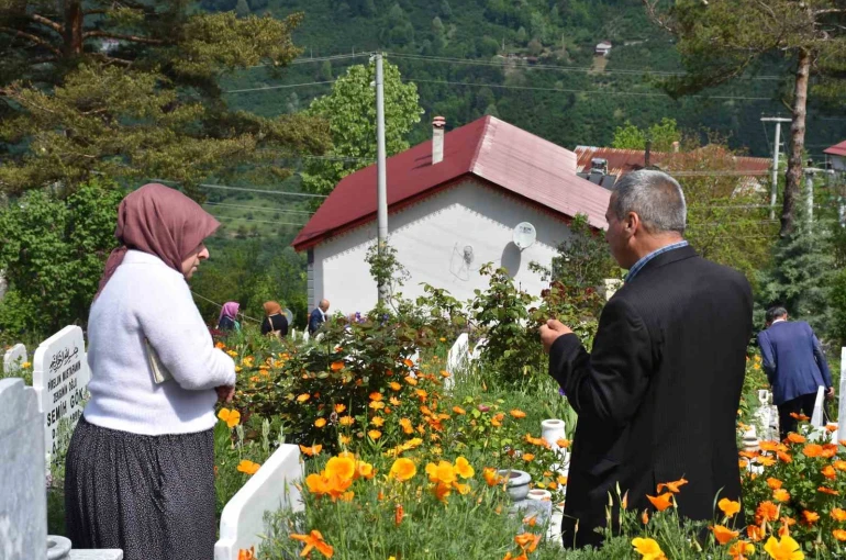 Sakarya’da arefe günü mezarlıklarda duygu dolu ziyaret