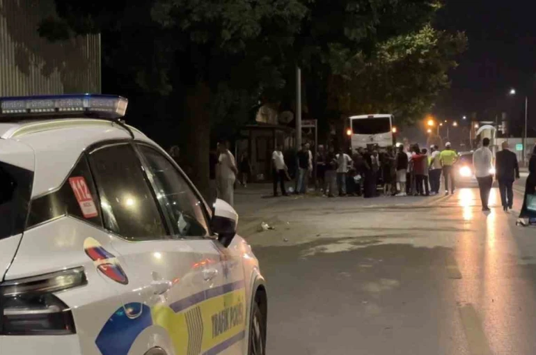 Sakarya’da hafif ticari araç ile iki motosiklet çarpıştı: 2 ağır yaralı