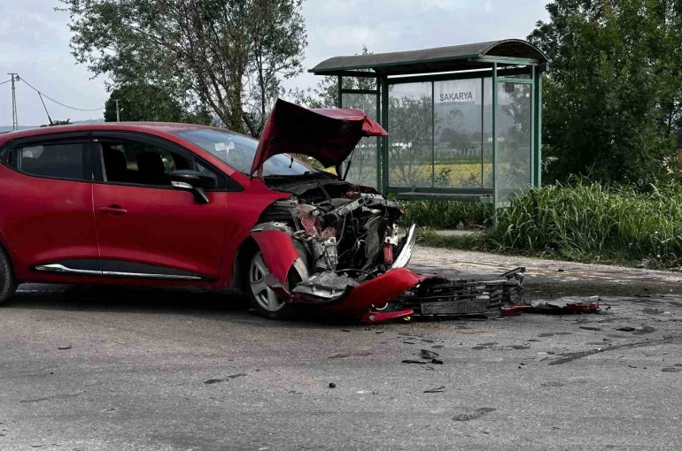 Sakarya’da otomobiller kafa kafaya çarpıştı: Kazada yaralanan olmadı
