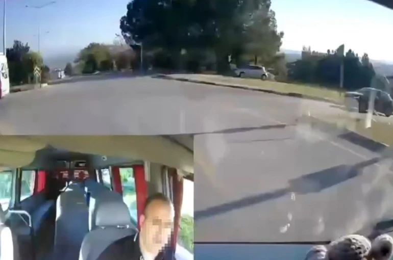 Sakarya’da savcı ile minibüs şoförünün trafikteki kavgası kamerada