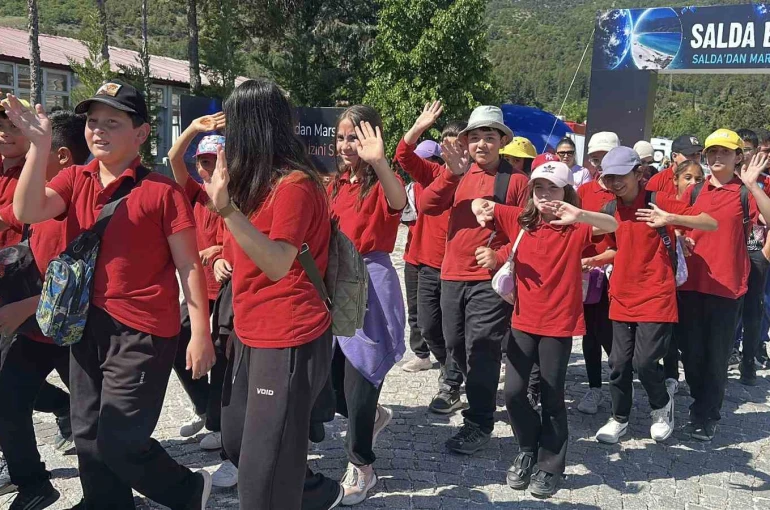 Salda Gölü kıyısında bilim şöleni: Öğrenciler ve bilim insanları bir araya geldi