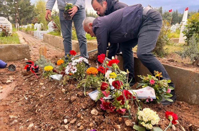Saldırıda hayatını kaybeden Kerem’in mezarına çiçekler dikildi