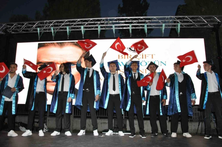 Salihli Anadolu Lisesi’nde mezuniyet coşkusu