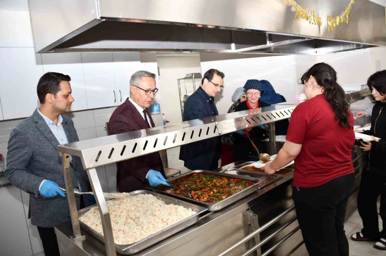 Salihli Kaymakamı Güldoğan, öğrencilerle iftar yaptı