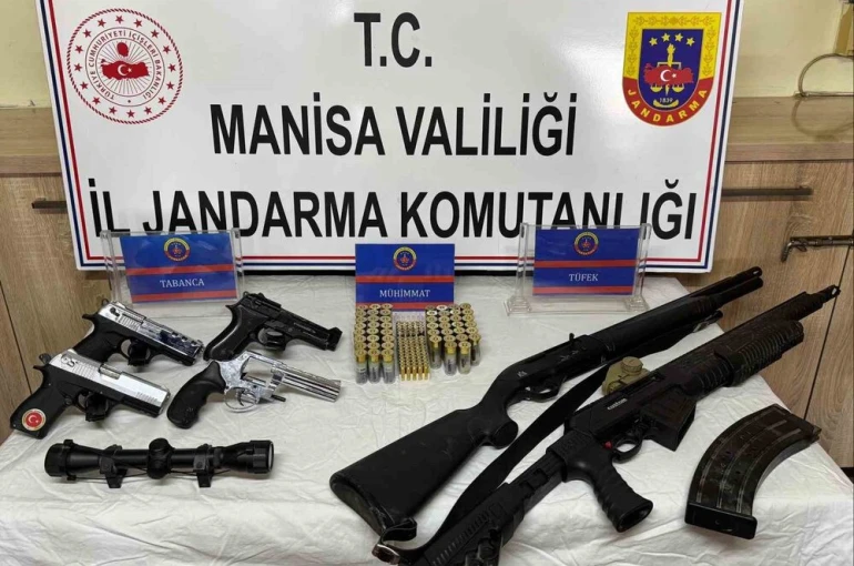 Salihli’de ikametten çok sayıda ruhsatsız tabanca ve tüfek çıktı