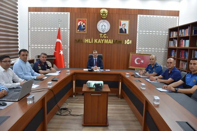 Salihli’de metruk binalara geçit yok