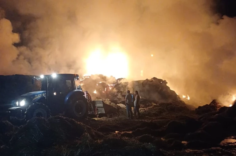 Saman balyaları alev topuna döndü