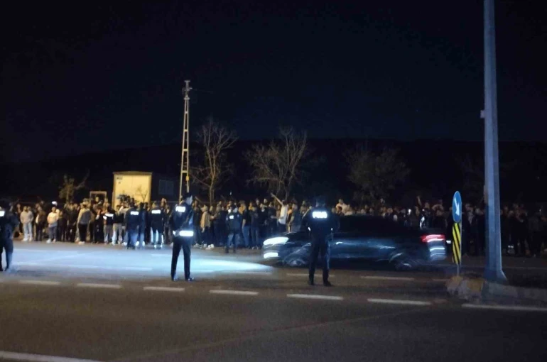 Samandıra’da Fenerbahçeli taraftarlar yönetim ve futbolculara tepki gösterdi