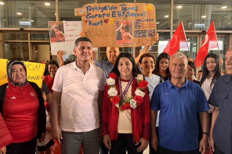 Şampiyon güreşçi memleketinde davul zurnayla karşılandı