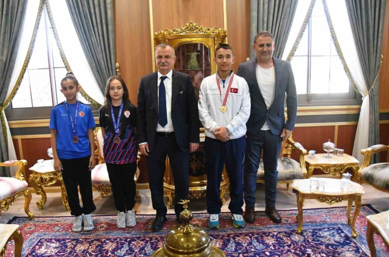 Şampiyon sporcular Başkan Balaban’ın konuğu oldu