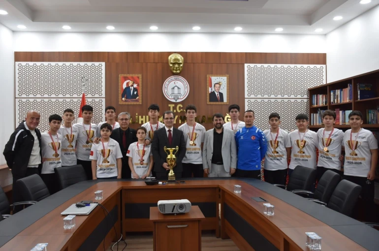 Şampiyonlar kazandıkları kupayı, Kaymakam Güldoğan’a götürdü