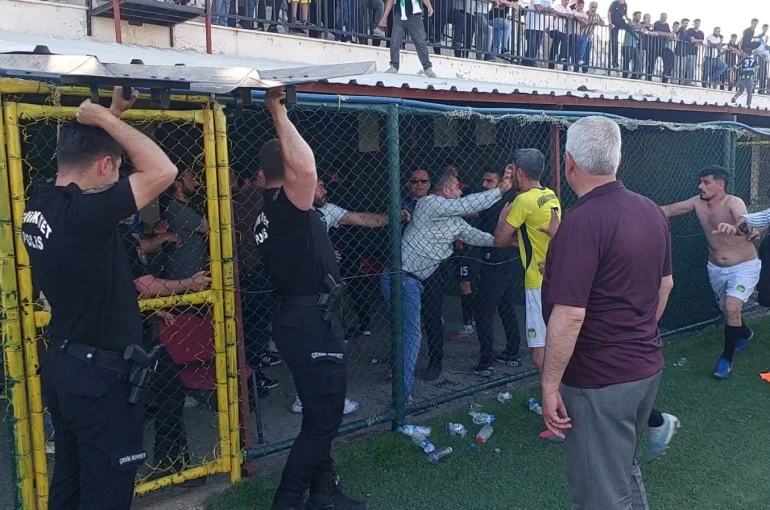 Şampiyonluk maçı sonrası kavga: 5 kırmızı kart çıktı