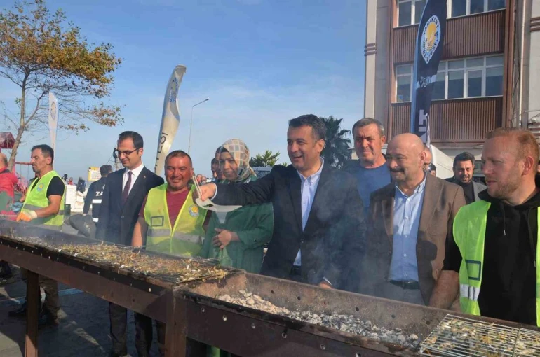 Samsun Yakakent’te Hamsi Festivali’ne yoğun ilgi: 2 saatte 3 ton hamsi tükendi
