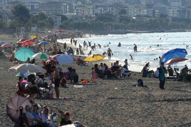 Samsun’da hava sıcaklığı arttı, vatandaşlar denize akın etti
