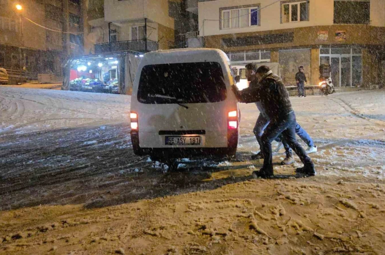 Samsun’da kar çocuklara eğlence, sürücülere çile oldu