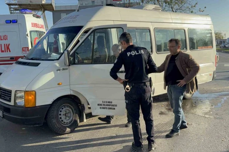 Samsun’da minibüs ile otomobil çarpıştı: 1 yaralı