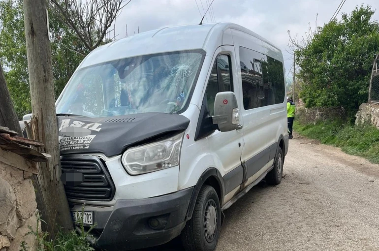 Samsun’da öğrenci servisi direğe çarptı: 12 yaralı
