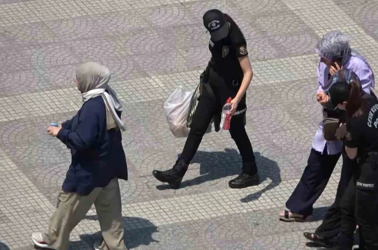 Samsun’da sıcaktan bayılan kadının yardımına vatandaşlar ve polisler koştu