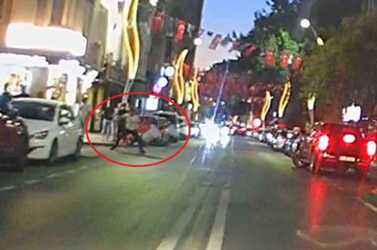 Samsun’da taşkınlık yapan alkollü şahsı tek yumrukla yere serdi: O anlar kamerada