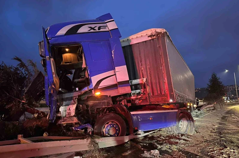 Samsun’da tır devrildi: 1 yaralı