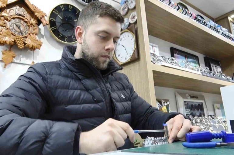 Samsun’un en genç saat tamircisi, zamana ayar veriyor