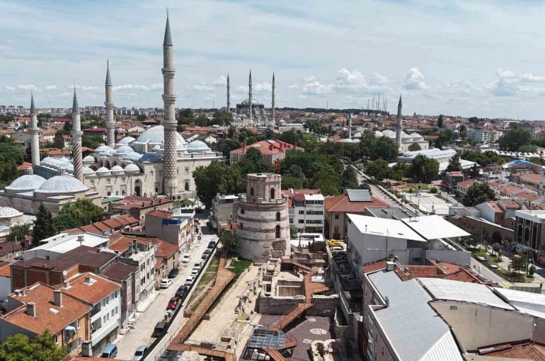 Sanat tarihçisi Prof. Dr. Beksaç: "Makedonya Kulesi hak ettiği bilgiye layık olması gereken bir yapı"