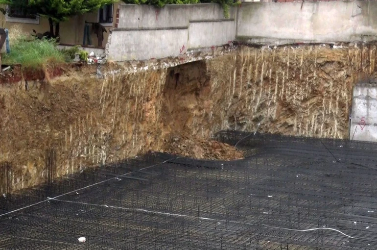 Sancaktepe’de inşaat alnında toprak kayması