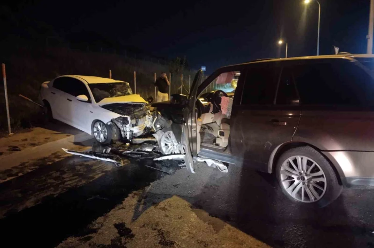 Sancaktepe’de ters yönden gelen otomobil, 2 araca çarptı: 2’si ağır 5 yaralı