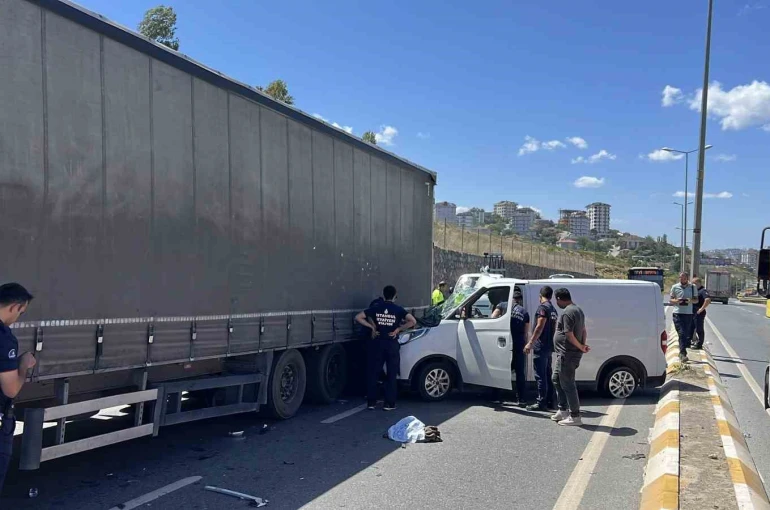 Sancaktepe’de tıra çarpan araç hurdaya döndü: 2 yaralı