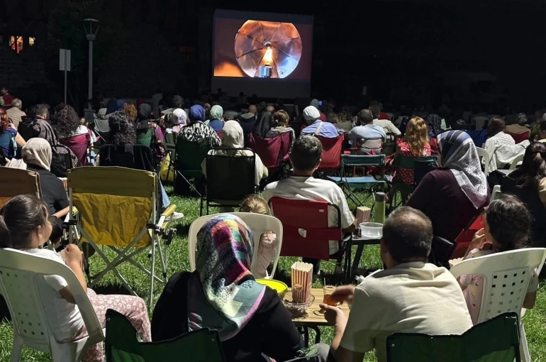 Sandalyeyi kapan açık hava sinemasına koştu