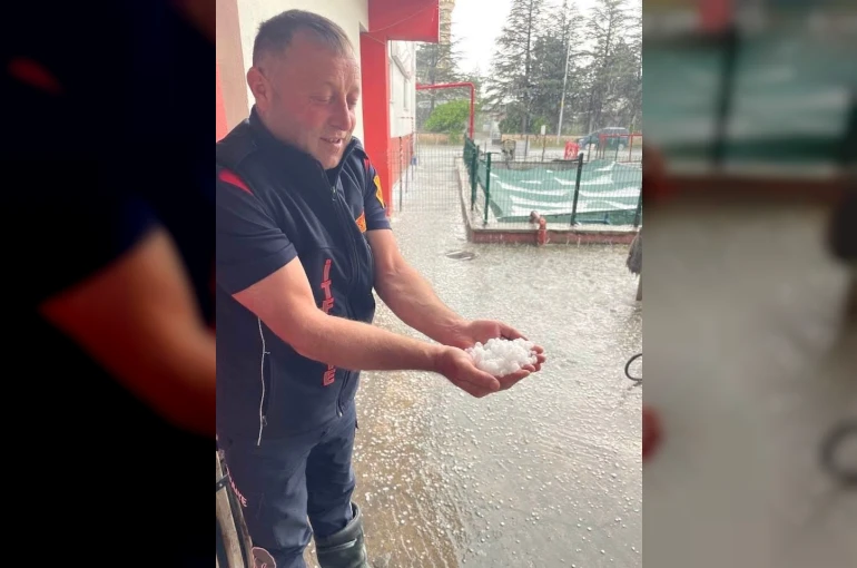 Sandıklı’da dolu yağışı etkili oldu