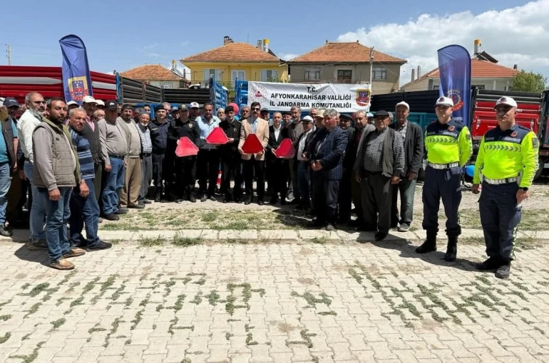 Sandıklı’da traktör sürücüleri reflektörün önemi konusunda bilgilendirildi