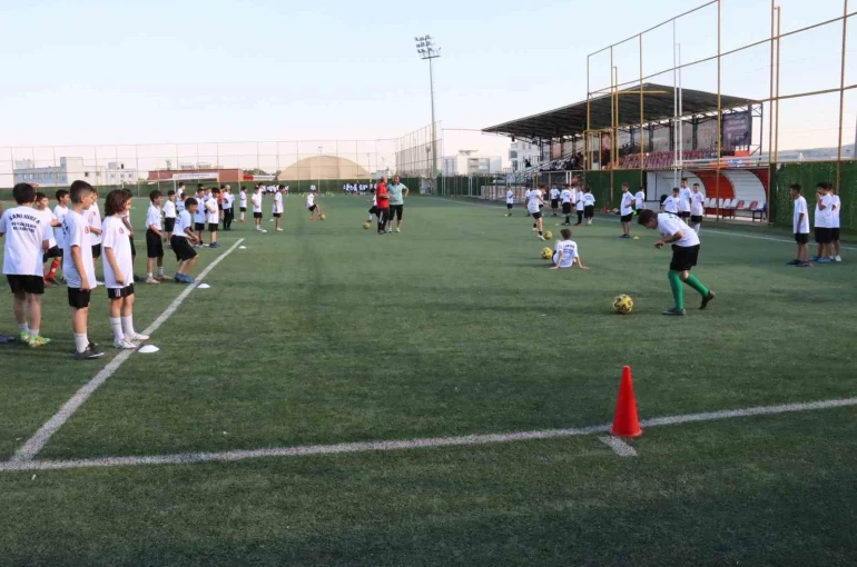 Şanlıurfa Büyükşehir Belediyesi binlerce çocuğu futbolla buluşturuyor