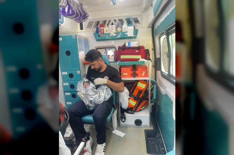 Şanlıurfa’da 112 ekiplerinden araç içerisinde başarılı doğum müdahalesi
